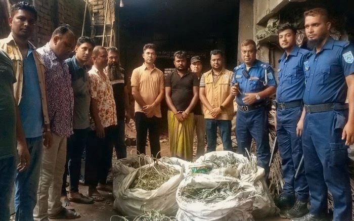 পার্বতীপুরে ভাঙাড়ি দোকানে ১১৪ কেজি চোরাই বৈদ্যুতিক তার উদ্ধার গ্রেপ্তার ১